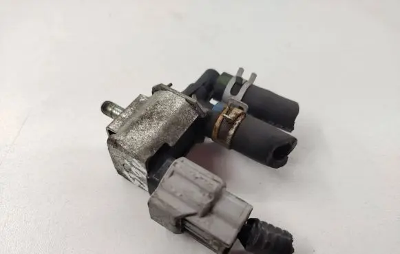 Nissan Juke I F15 Turbo solenoid valve K5t48583 5704