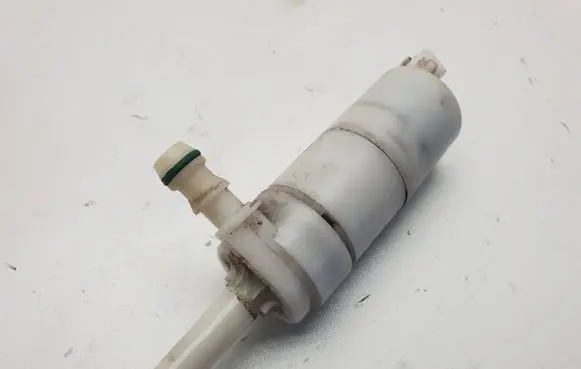 Volvo XC90 Windshield washer spray nozzle 