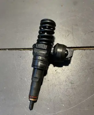 Volkswagen PASSAT B5.5 Fuel injector 038130073AJ