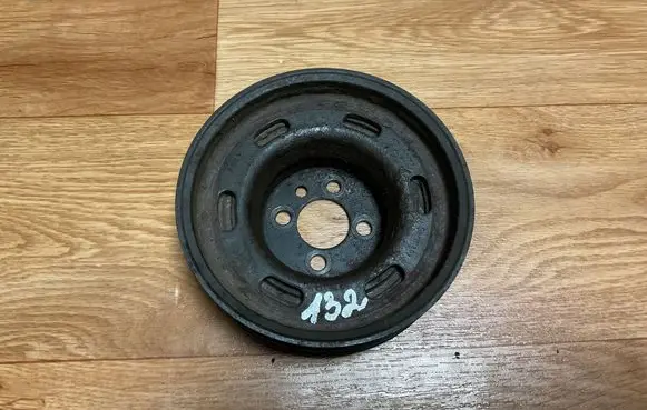 Volkswagen PASSAT B5 Crankshaft pulley 058105251E