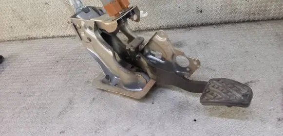 Nissan Note (E12) Brake pedal 