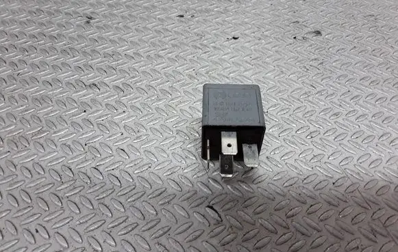 Volkswagen PASSAT B5 Other relay 8D0951253A