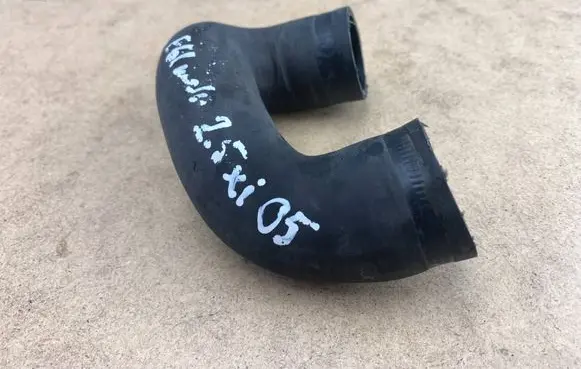 Engine coolant pipe/hose