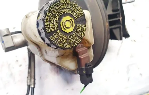 Brake fluid reservoir