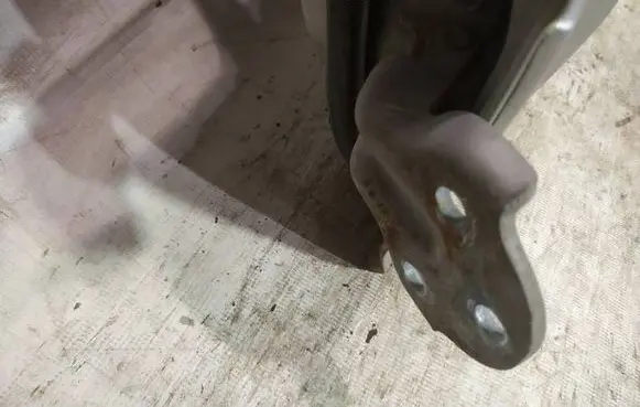 Hyundai Trajet Front door upper hinge 
