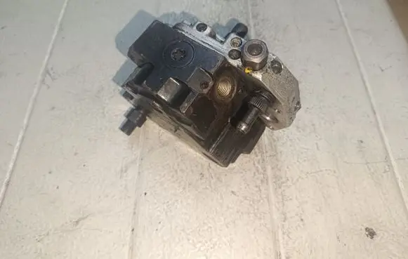 BMW 3 E90 E91 Fuel injection high pressure pump 7788670