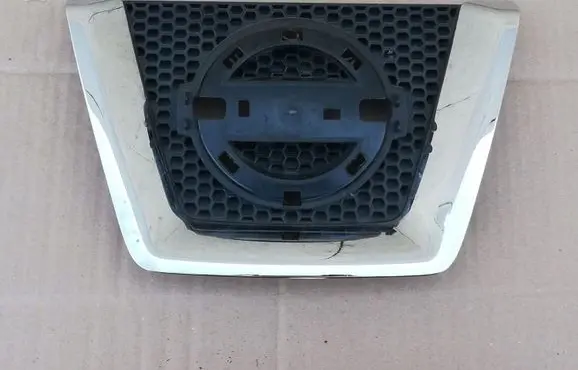 Nissan Qashqai Front bumper upper radiator grill