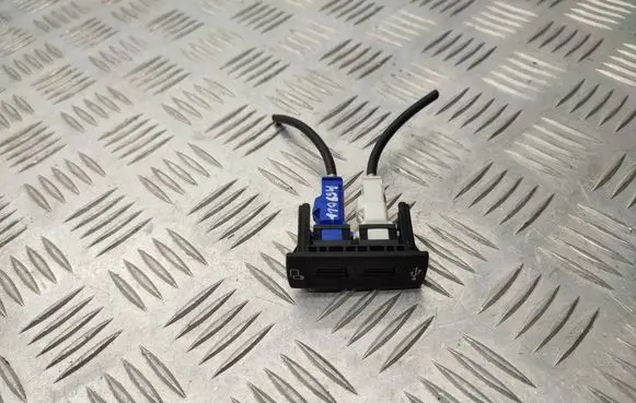 Mercedes-Benz Vito Viano W447 USB socket connector A4478200902