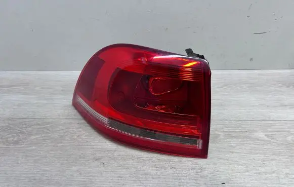 Volkswagen Touareg II Rear/tail lights 7P6945095F