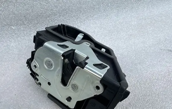 BMW X3 F25 Front door lock 7318416 1120085