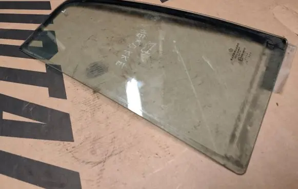 Jeep Cherokee III KJ Rear vent window glass 