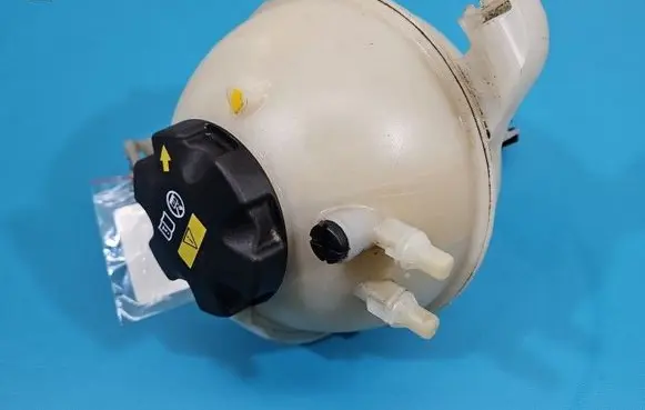 BMW 5 G30 G31 G38 Coolant expansion tank/reservoir 8610654 IMPRK1551300