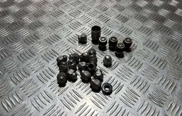 Nissan Juke I F15 Anti-theft wheel nuts and lock PU18355