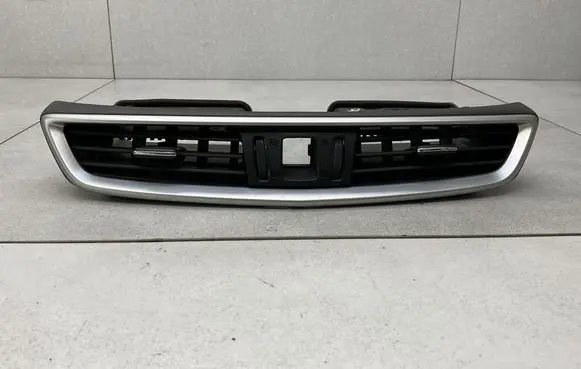 Nissan X-Trail T32 Dash center air vent grill 687504BA0A