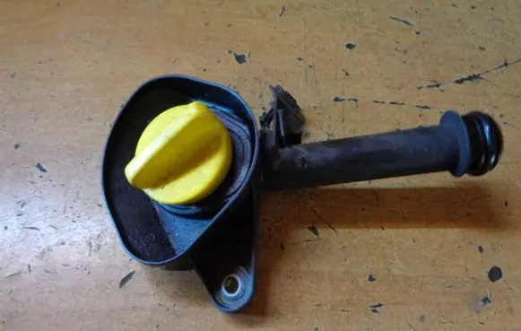 Renault Clio IV Oil fill pipe 