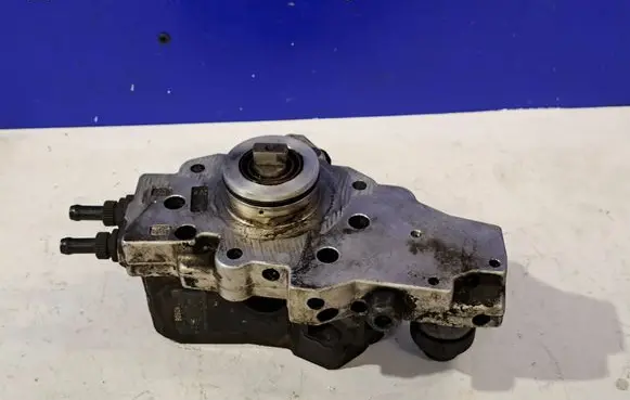 Mercedes-Benz E W211 Mechanical fuel pump A6480700001 0445010078