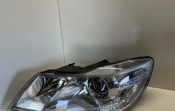 Skoda Octavia Mk2 (1Z) Headlight/headlamp 1Z1941015F 24705201000038 1EL24705201