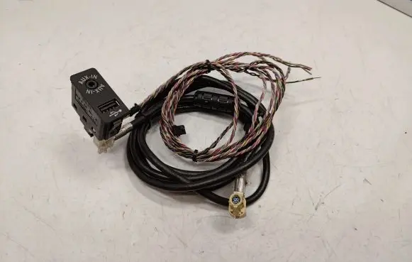 BMW 7 F01 F02 F03 F04 AUX in-socket connector 84109237654 61319189174