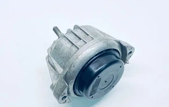 BMW 1 E81 E87 Engine mount bracket 6768799