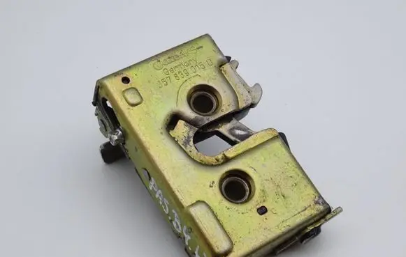 Volkswagen PASSAT B4 Rear door lock 357839015D