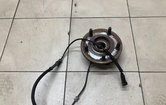 Jeep Grand Cherokee (WK) Front wheel bearing hub 