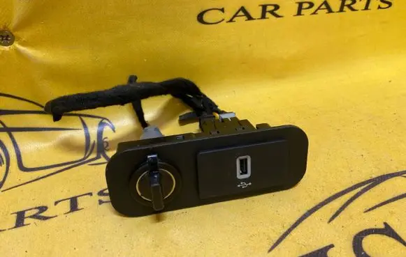 Ford Mustang VI USB socket connector HU5T14F014AB