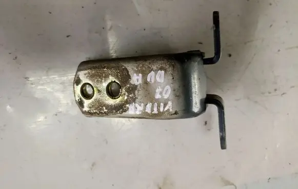 Suzuki Grand Vitara II Front door lower hinge 63JUL