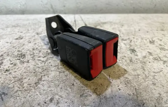 Volkswagen PASSAT B7 USA Rear seatbelt buckle 561857736 07082013