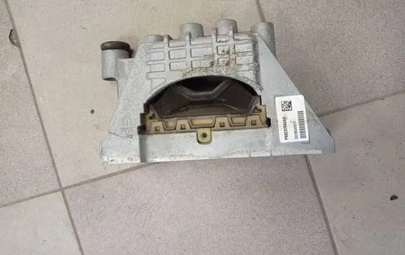 Chrysler Pacifica Gearbox mount P68237966AE 68237966 46535966AE