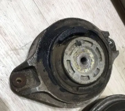 Mercedes-Benz SL R129 Engine mount vacuum valve