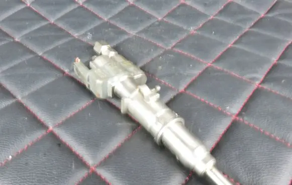 BMW 3 E90 E91 Fuel injector 758904803