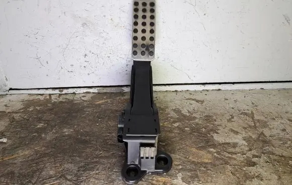 Mercedes-Benz ML W164 Accelerator throttle pedal A1643000104 ZGS005