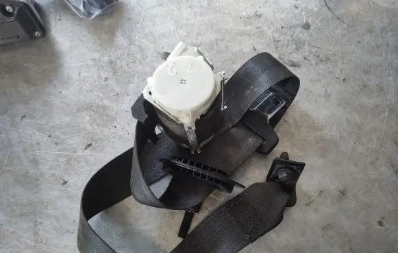 Ford Explorer Rear seatbelt DB5378611B68AA