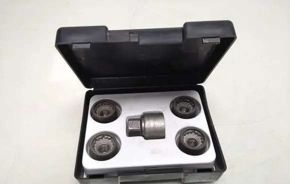 Opel Astra J Anti-theft wheel nuts and lock 13331034