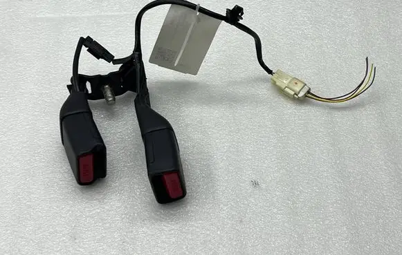 Suzuki Vitara (LY) Middle seatbelt buckle (rear) 1046971