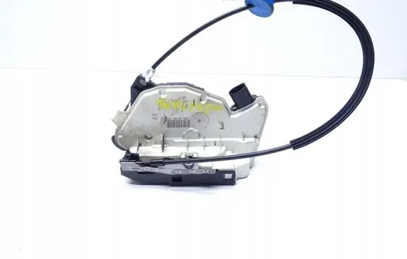 Volkswagen Scirocco Front door lock 5N2837015E