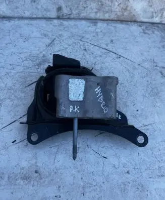 Toyota C-HR I Engine mount bracket AVB9221