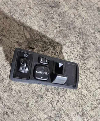 Toyota Corolla Verso E121 Wing mirror switch 777665