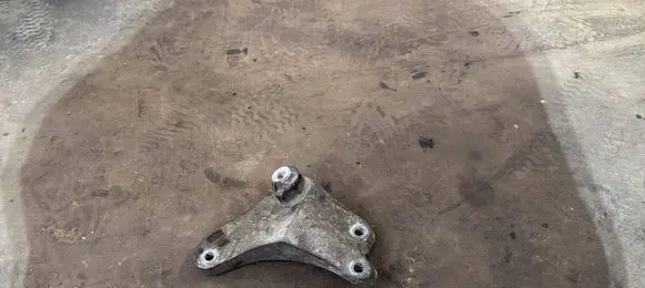 Gearbox mounting bracket
