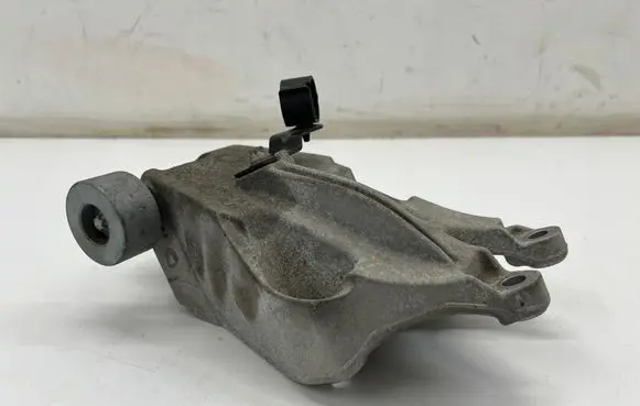 Engine mounting bracket
