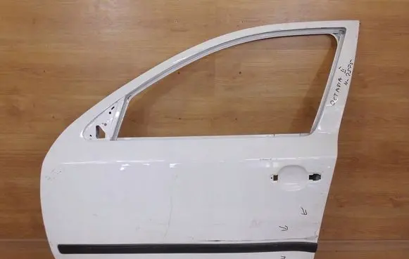Skoda Octavia Mk2 (1Z) Front door 1Z0831055