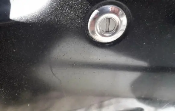 Suzuki Grand Vitara I Front door lock (next to the handle) 