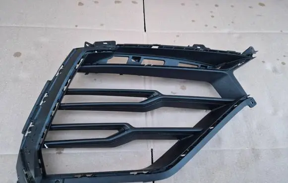 Lamborghini Urus Front bumper lower grill 