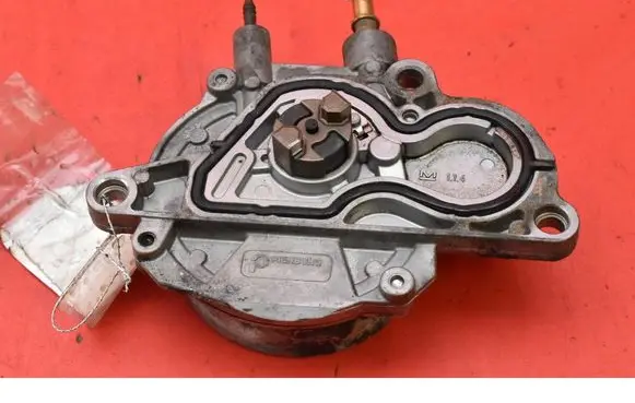 Opel Astra J Vacuum pump 