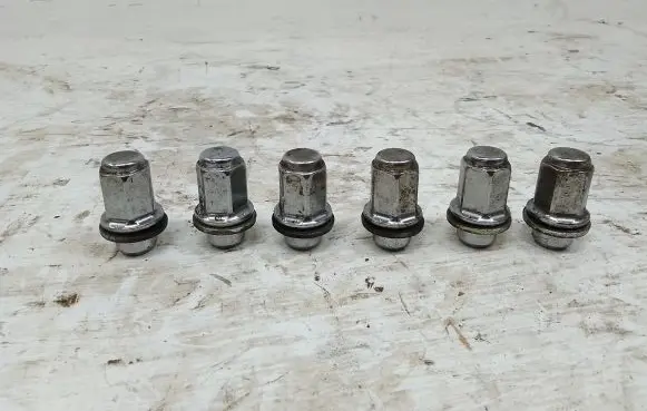 Toyota Hilux (AN120, AN130) Nuts/bolts 