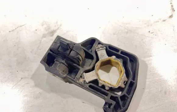 BMW 5 F10 F11 Radiator mount bracket 7575248