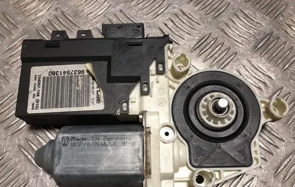 Citroen C5 Front door window regulator motor 9637541380