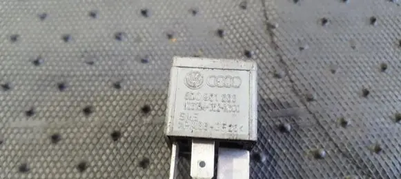 Volkswagen PASSAT B5.5 Other relay 8D0951253 V23134-J52-X300