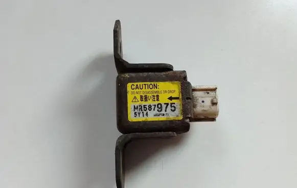 Mitsubishi L200 Airbag deployment crash/impact sensor MR587975