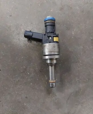Mercedes-Benz E W212 Fuel injector A2710781123
